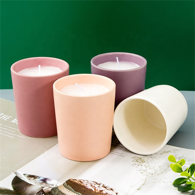 Cylindrical ceramic candle jar with wooden lid